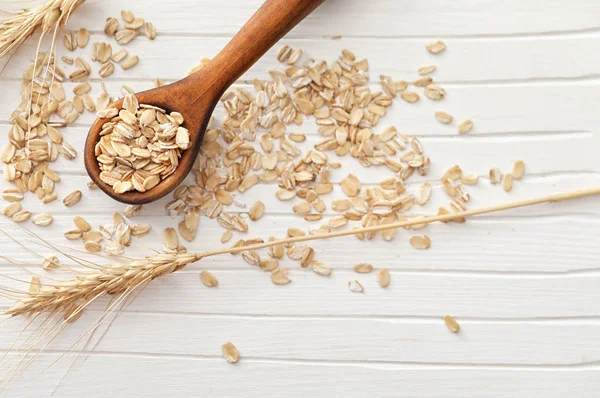 Copos de avena y cuchara —  Fotos de Stock