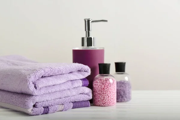 Clean towels and cosmetics — Stock Photo, Image