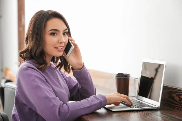 Vrouw aan de telefoon — Stockfoto