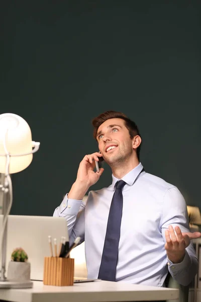 Ung man med mobiltelefon — Stockfoto