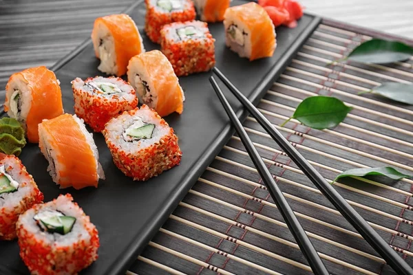 Tray dengan sushi gulung lezat di atas meja — Stok Foto