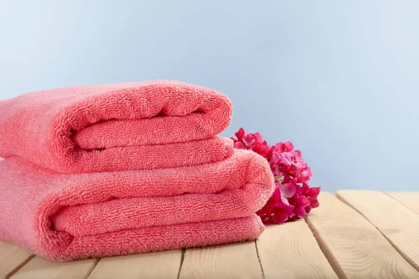 Asciugamani puliti sul tavolo — Foto Stock