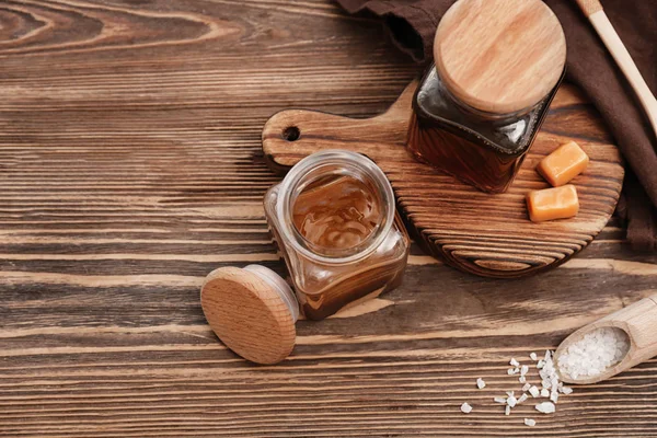 Kavanoz masada lezzetli karamel sos ile