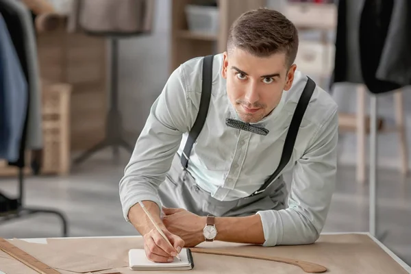 Giovane sarto di lavoro — Foto Stock