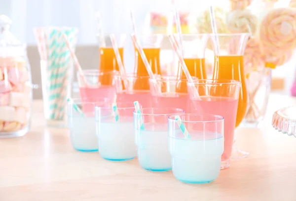 Gläser mit verschiedenen Getränken — Stockfoto
