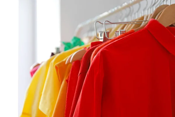 Rek met kleur kleding — Stockfoto
