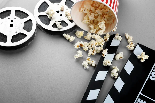Popcorn, film kläpp och bio film — Stockfoto