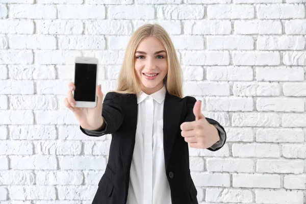 Jovem empresária com telefone celular — Fotografia de Stock