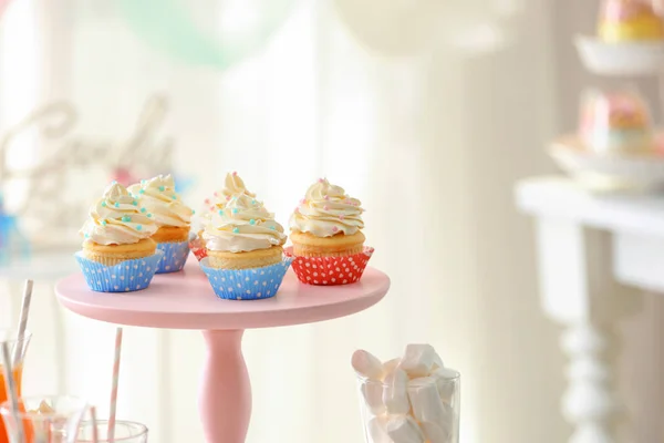 Stand with tasty cupcakes — Stock Photo, Image