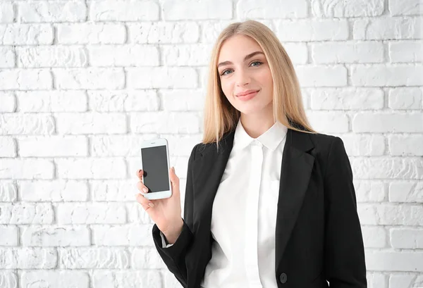 Geschäftsfrau mit Handy — Stockfoto