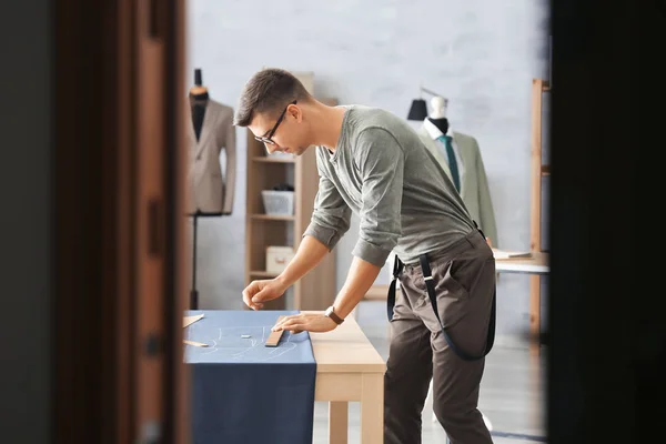 Joven sastre trabajando con textil — Foto de Stock