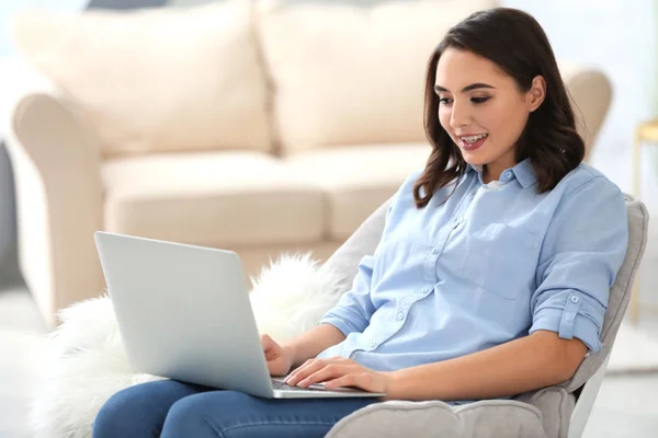 Frau benutzt Laptop — Stockfoto