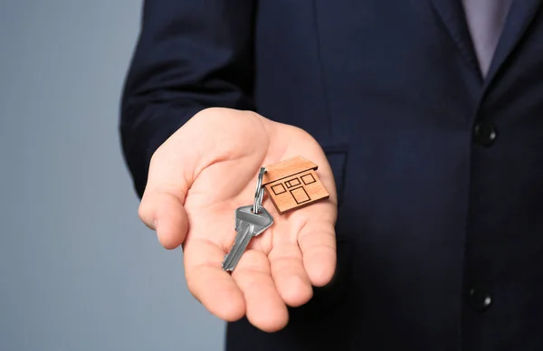 Agente inmobiliario Holding Key — Foto de Stock