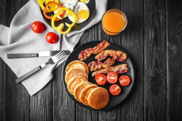 パンケーキとベーコンのテーブルの上のおいしい朝食 — ストック写真