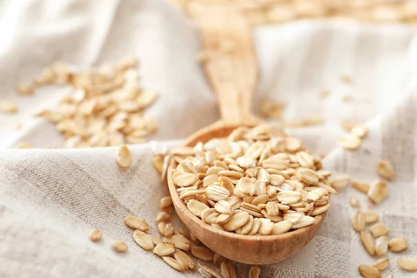 Copos de avena y cuchara de madera —  Fotos de Stock