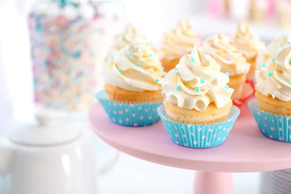 Stand con deliziosi cupcake — Foto Stock