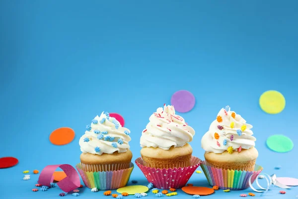 Cupcakes saborosos na cor — Fotografia de Stock