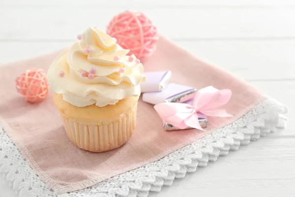 Tasty cupcake for baby shower party on table — Stockfoto