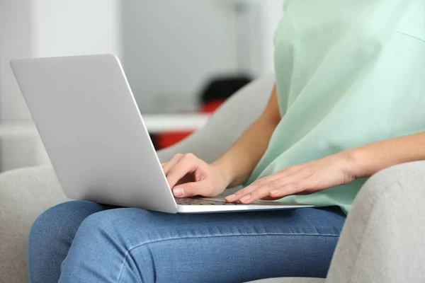 Kvinna som använder bärbar dator — Stockfoto