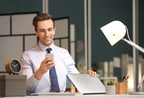 Ung man med mobiltelefon — Stockfoto