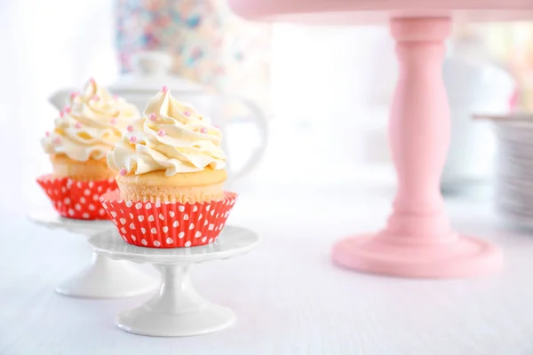 Stand con sabroso cupcake — Foto de Stock