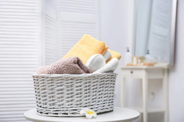 Wicker basket with clean towels — Stock Photo, Image