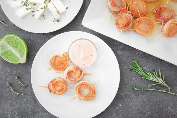 Plates with bacon wrapped scallops — Stock Photo, Image