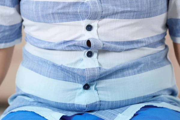 Excesso de peso menino em camisa apertada, close-up — Fotografia de Stock