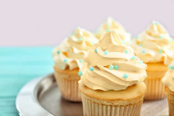 Tallrik med god cupcakes för baby shower parti på bord, närbild — Stockfoto