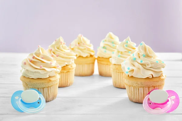 Ízletes cupcakes a baba zuhany fél tábla — Stock Fotó