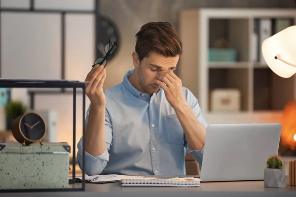 Jeune homme fatigué qui travaille — Photo