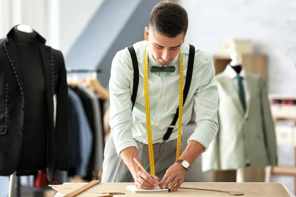 Giovane sarto di lavoro — Foto Stock