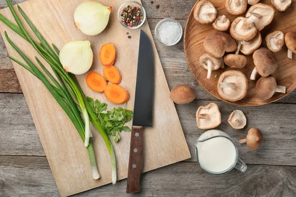 Composição com cogumelos shiitake crus e verduras na mesa — Fotografia de Stock