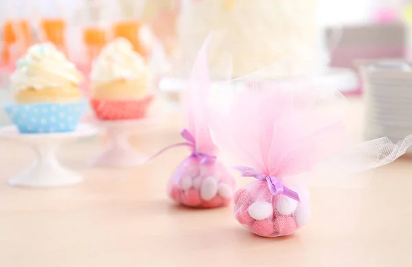 Doces saborosos na mesa — Fotografia de Stock