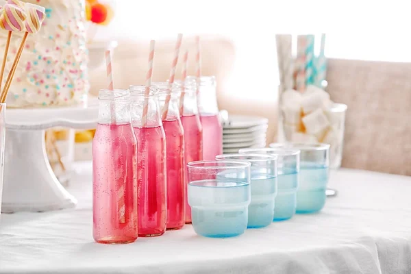 Посуда с красочными напитками — стоковое фото