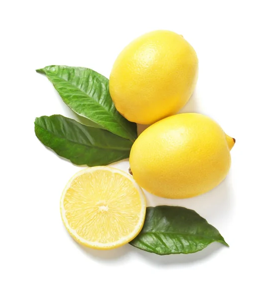 Limones y hojas verdes — Foto de Stock