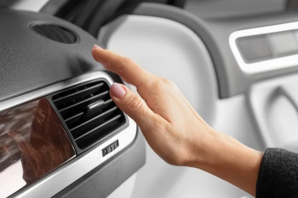 Vrouw airconditioner in auto aanpassen — Stockfoto