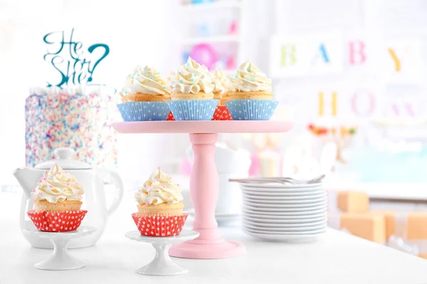 Stände mit leckeren Cupcakes — Stockfoto