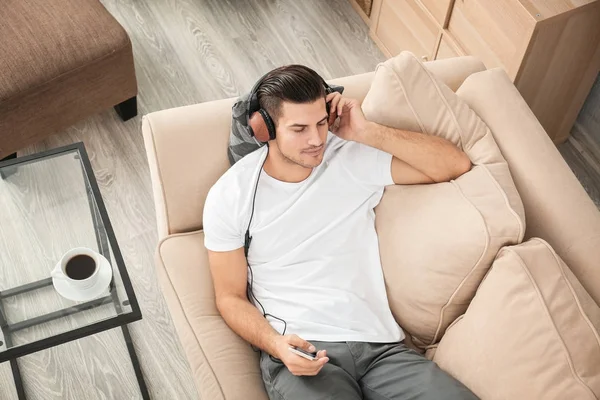 Hombre escuchando música —  Fotos de Stock