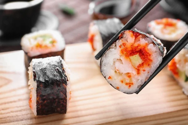 Pałeczki z smaczny sushi roll — Zdjęcie stockowe