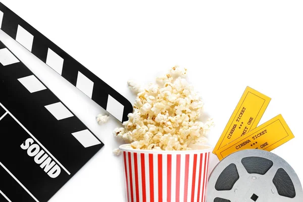 Popcorn, Filmklöppel und Kinokarten — Stockfoto