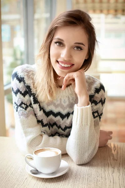 Mujer sonriente atractiva — Foto de Stock