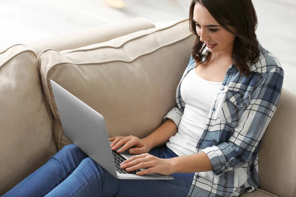 Frau benutzt Laptop — Stockfoto