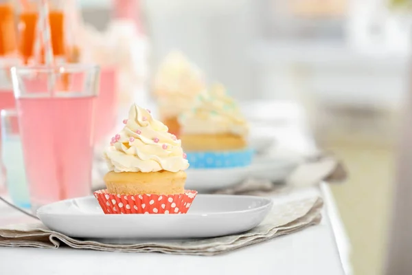 Assiette avec délicieux cupcake — Photo