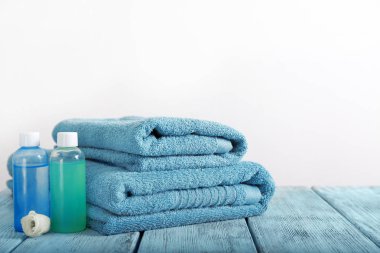 Temiz havlu ve açık renkli karşı masada kozmetik