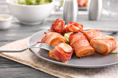 Plaka pastırmalı tavuk nuggets masada, closeup sarılmış.