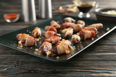 Pastırma ile plaka tarihleri masanın üzerine sarılmış.