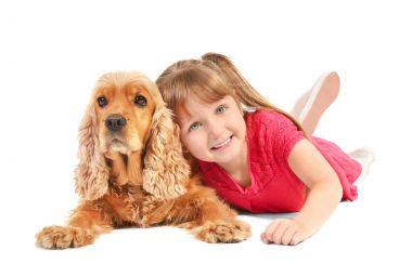 Beyaz arka plan üzerinde komik köpek ile şirin küçük kız