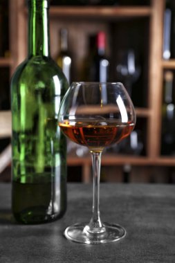 Cam ve şişe alkol tablo ile çubuk