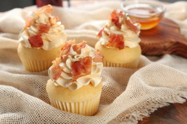 Kumaş üzerine pastırma ile lezzetli kek